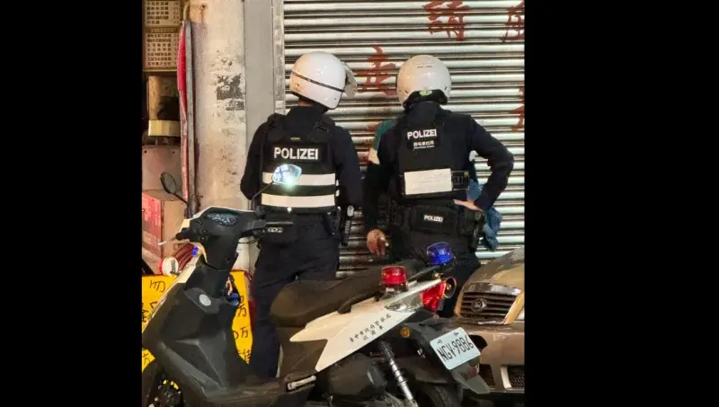 ▲台中市2名警察背心印有「POLIZEI」，引起網友熱烈討論。（圖／翻攝路上觀察學院臉書，2023.12.05）