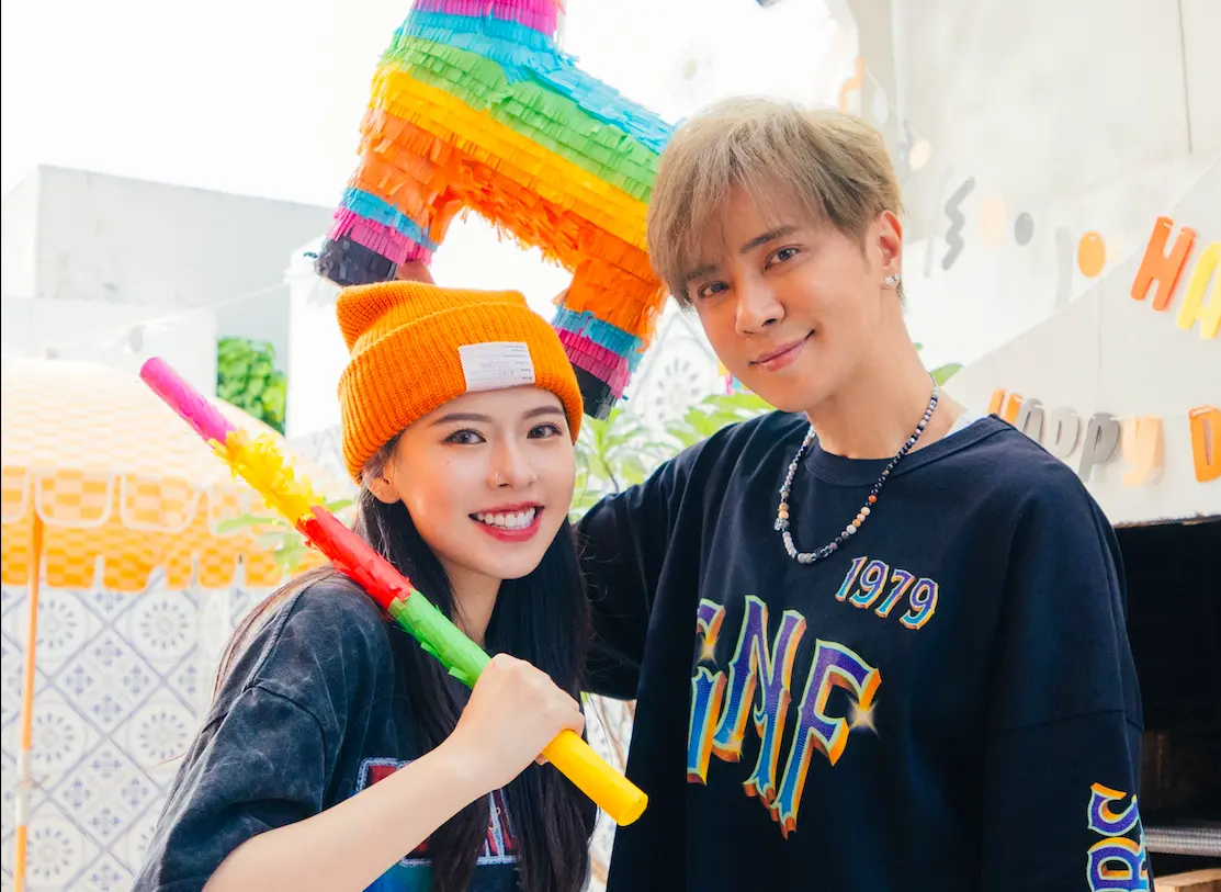 ▲羅志祥（右）與「吳宗憲女兒」之稱的MIUSA妙莎合作新歌〈有點愛〉，兩人一起同遊墾丁。（圖／華納音樂提供）