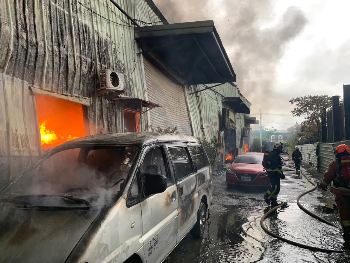 ▲一處位於新北市泰山區的家具工廠，今（5）日上午10時許突然發生火警。（圖／翻攝畫面）