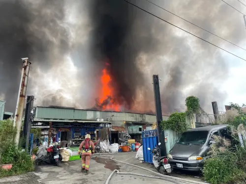 新北泰山工廠惡火！28家工廠慘遭波及　消防員漏夜處理殘火
