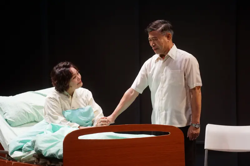 ▲林嘉俐（左）在舞台劇秀凌空「雙飛燕」身段，後台要同時4人幫忙換裝。（圖／故事工廠提供）