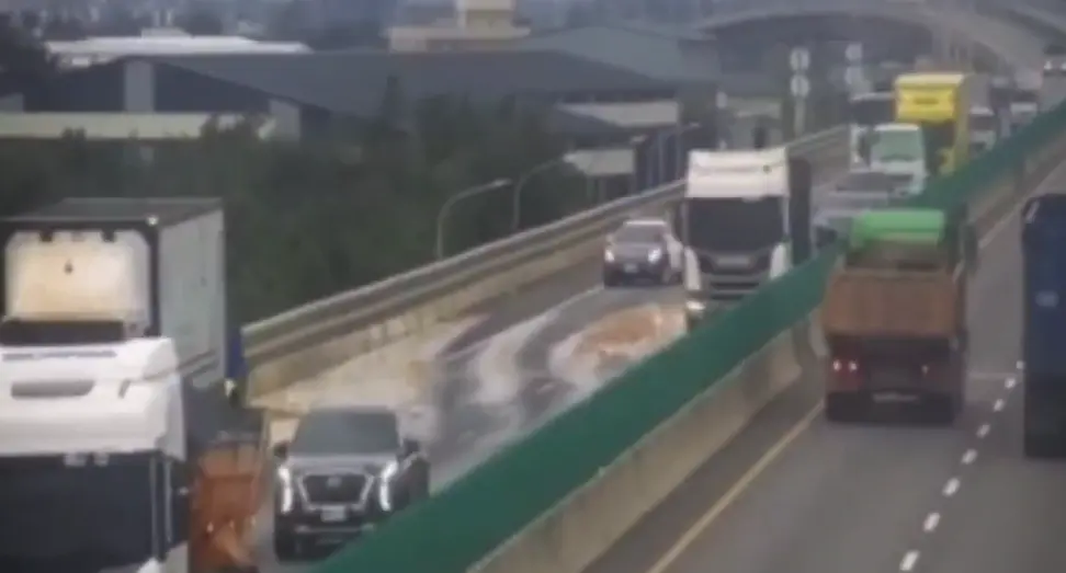 ▲台61線一輛餿水車遭追撞，廚餘灑滿地。（圖／翻攝自記者爆料網）