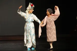 ▲ 林嘉俐（左）以豫劇裝扮和楊麗音一起又唱又跳。（圖／故事工廠提供）