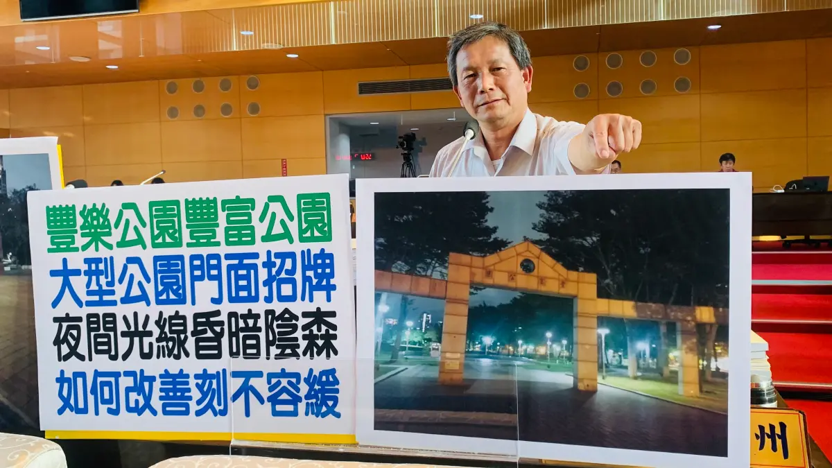▲市議員劉士州秀出豐富公園牌樓夜間陰森照片，透露此處在日治時期是刑場。（圖／記者顏幸如攝，2023.12.05）