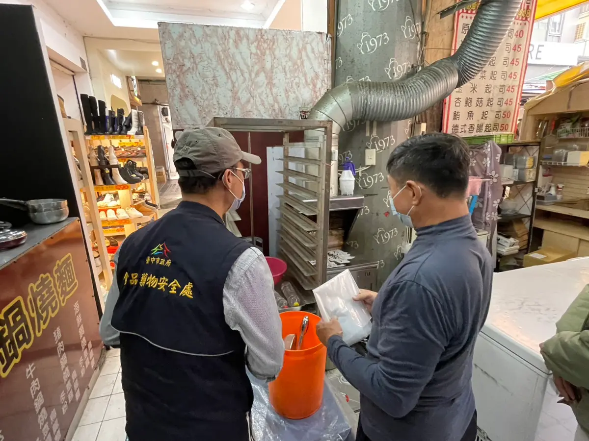 ▲食安處派員前往一中商圈「九月初唯心手作」攤位稽查(圖／食安處提供2023.12.5)