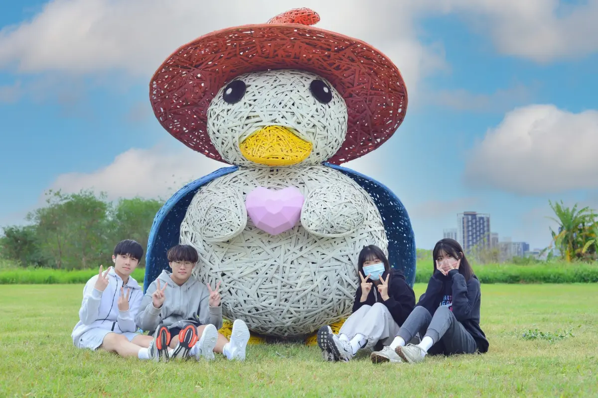 ▲三重鴨鴨公園地景藝術展登場，由小鴨巫師帶著大家進入魔法世界。（圖 ／新北市政府高灘地工程管理處提供）