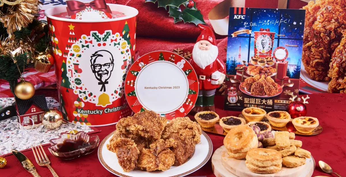 ▲肯德基首度與日本同步推出同款「聖誕巨大桶」，除了台灣獨家楓糖香蒜脆雞、金燦鹽之花可可蛋撻，竟然回歸「絕版神物比司吉」還送年度限定聖誕瓷盤！日本「金黃比司吉」還可單點有夠嗨。（圖／肯德基提供）