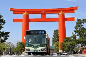 遊日注意！京都著手禁止「大件行李上公車」　為緩解交通混雜問題
