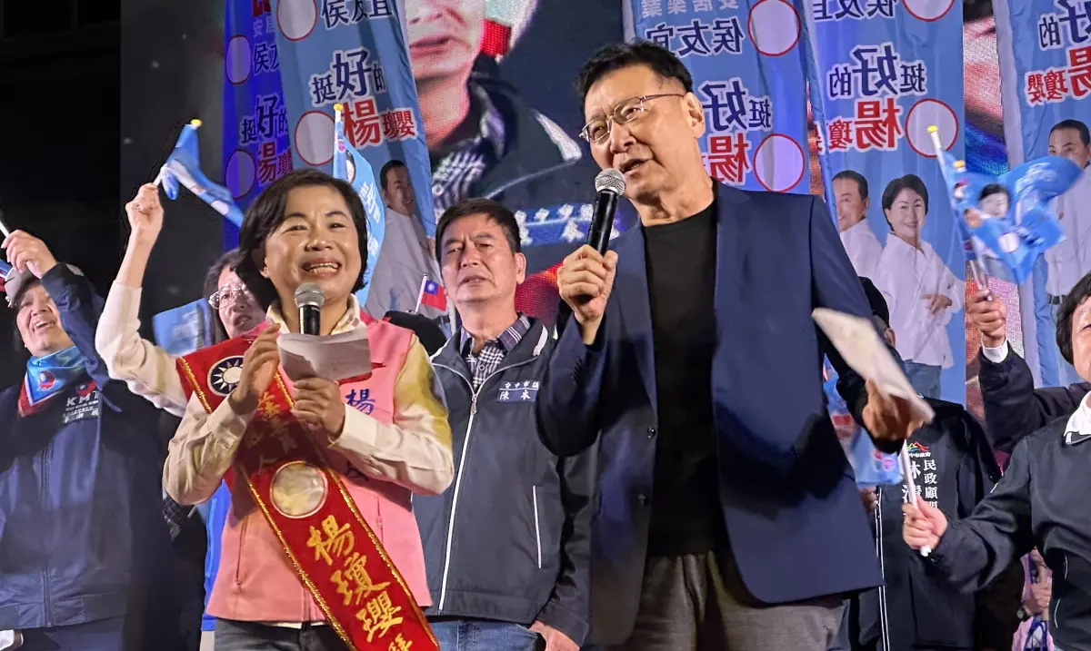 ▲趙少康到台中為楊瓊櫻助選，兩人在台上歡唱民歌。（圖／記者顏幸如攝，2023.12.05）