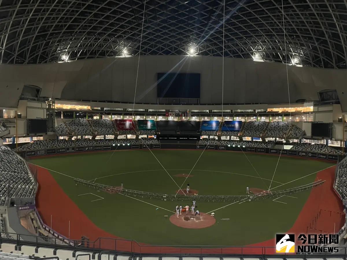 ▲台北大巨蛋賽後緊急關燈，讓記者被迫在摸黑狀況下發稿。（圖／吳政紘攝）