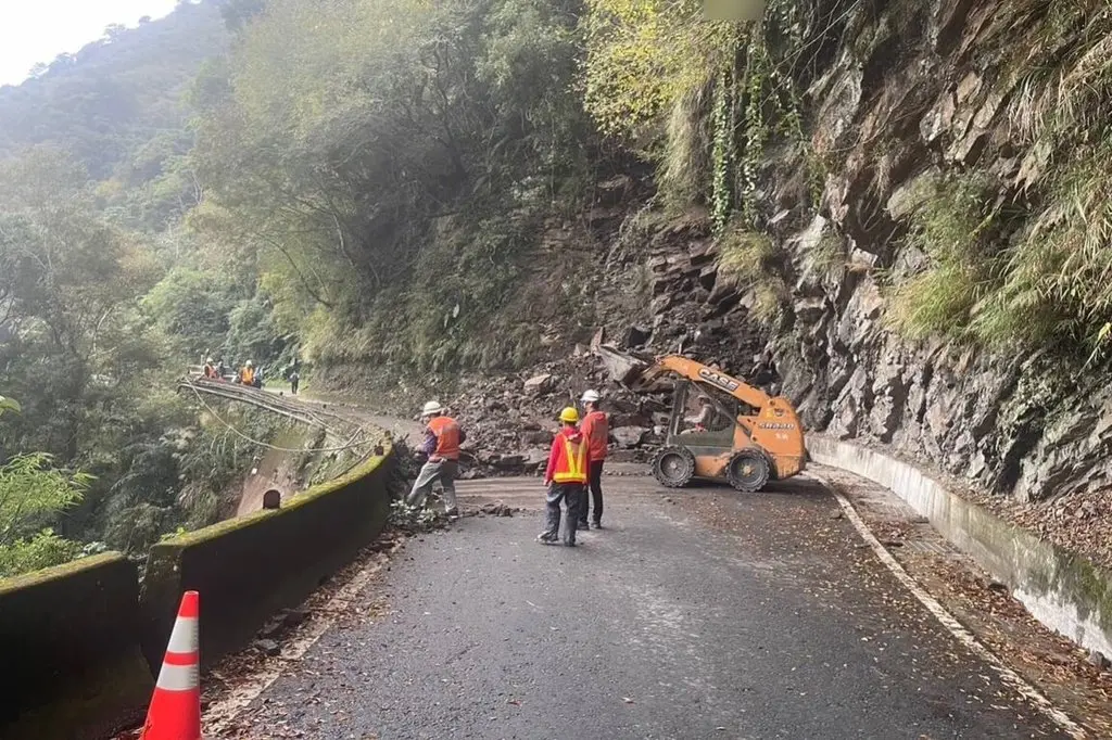 ▲台7線41.8公里處榮華段落石坍方，交通雙向中斷，經4小時搶修，落石在17時排除。（圖／翻攝畫面）