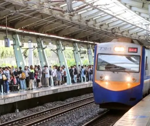 ▲台鐵汐科站旅運量大幅增加月台人潮擁擠。（圖／鐵道局提供）