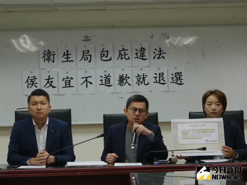 ▲針對侯友宜於記者會及臉書影片曝光精神病患資料，民進黨新北市議員李宇翔(左起)、卓冠廷、黃淑君召開記者會檢舉侯友宜要求若不道歉就退選。（圖 ／記者吳嘉億攝，2023.12.6）