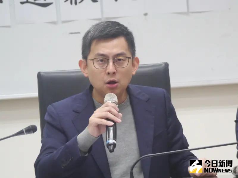 ▲針對侯友宜於記者會及臉書影片曝光精神病患資料，卓冠廷呼籲侯友宜應誠摯向社會大眾及相關家屬道歉，不要再「硬拗」。（圖 ／記者吳嘉億攝，2023.12.6）