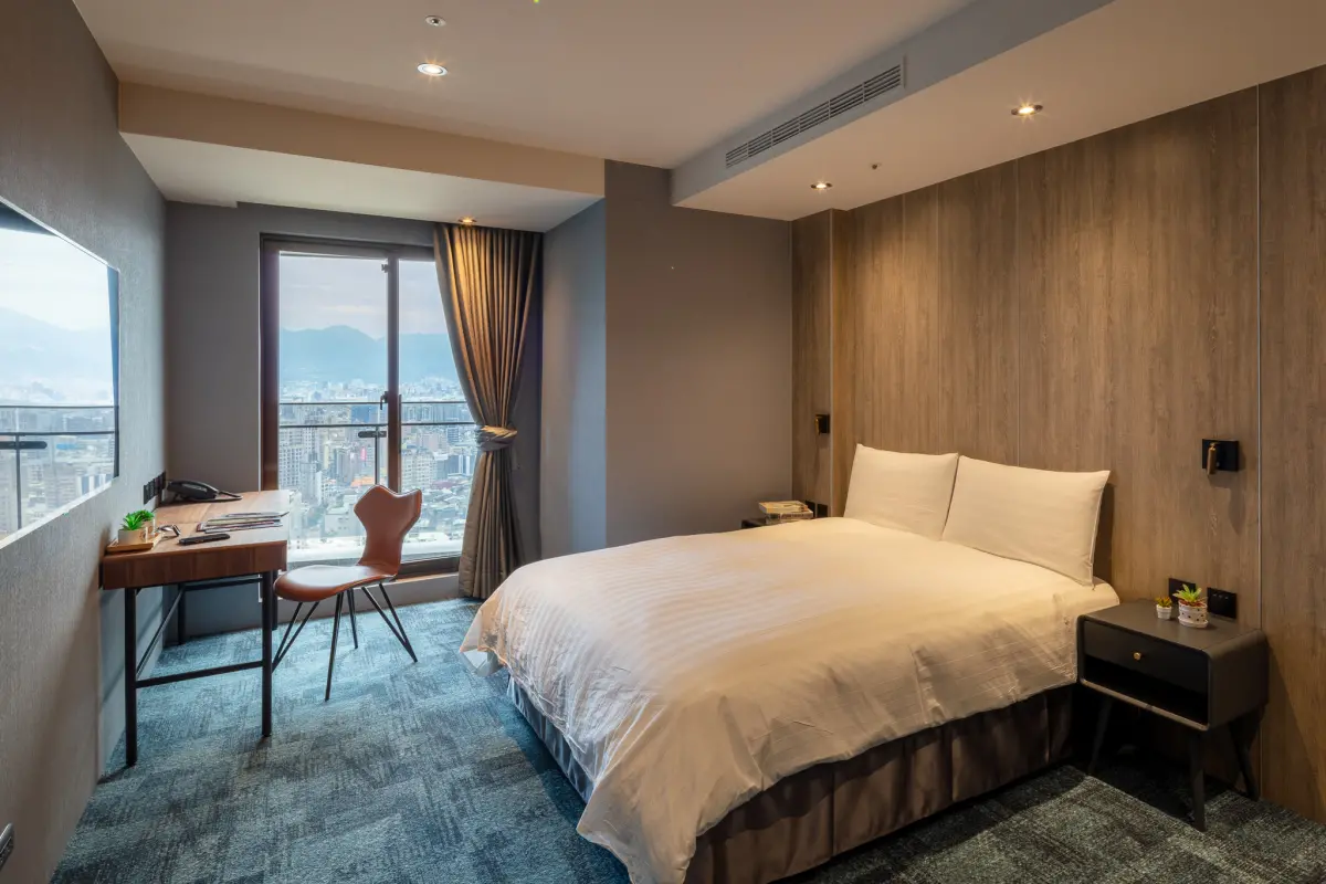 ▲旅宿集團「小鹿文娛」再拓新據點，「路徒行旅台南成大館」將於明年1月2日起試營運，據悉裝潢與風格將與路徒行旅站前店接近。（圖／取自路徒行旅站前店臉書）