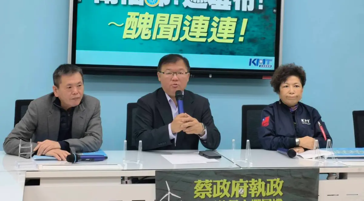 ▲國民黨立委李德維（中）喊話衛福部長薛瑞元不要護短。（圖／國民黨提供）