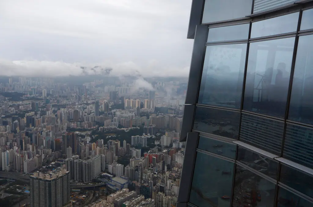 ▲香港股市近期表現疲軟，社群網路上出現許多香港已經淪為「國際金融中心遺址」的討論，香港民間已有人重提鄧小平「港人治港」、續行資本主義的主張。（圖／美聯社／達志影像）