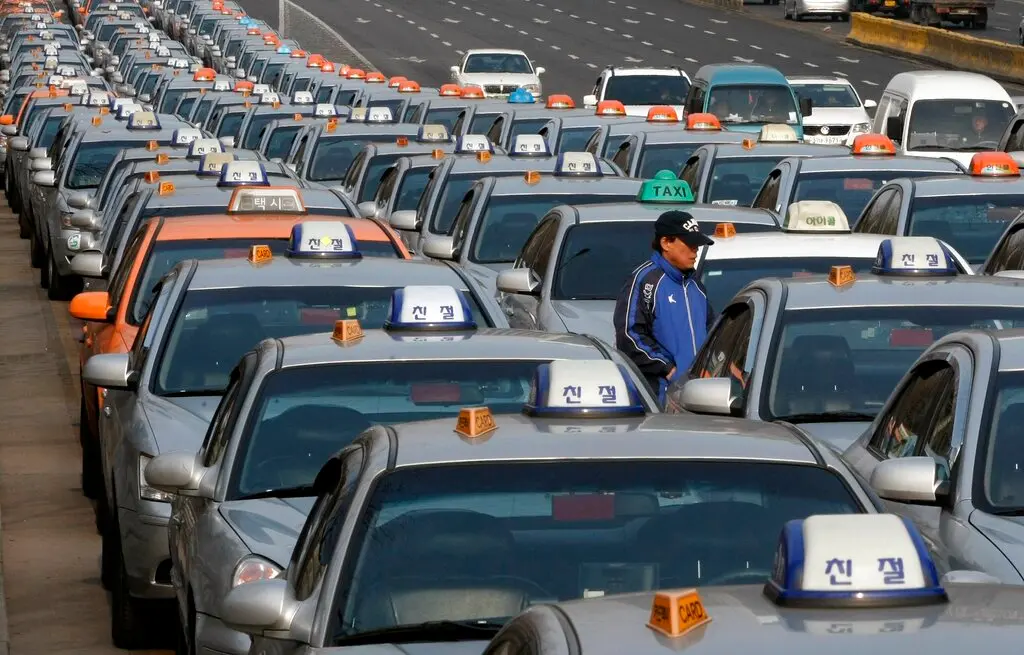 ▲韓國原有的叫車服務都得先使用該國電信商提供的認證服務進行身分驗證，且不能使用境外信用卡，外國旅客難以使用。（圖／美聯社／達志影像）