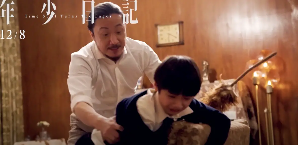 ▲鄭中基（左）在《年少日記》中扮嚴父毒打兒子黃梓樂，下戲狂道歉，更因罪惡感曾動念辭演。（圖／翻攝自光年映畫YouTube）