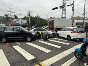 疑闖紅燈釀禍！新店休旅車連撞3車　2人受傷緊急送醫
