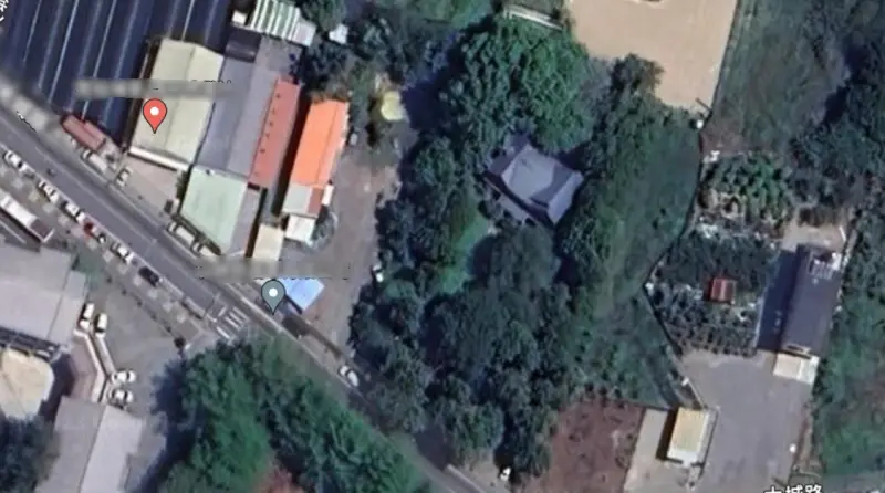 ▲馬文君住宅坐落埔霧公路附近,建物週邊林木蓊鬱。(圖/翻攝google空拍圖,2023.12.06)