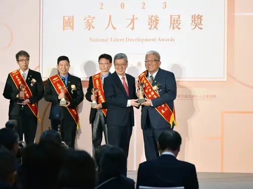 勞動部打造台灣人才永續島 17家企業獲「國家人才發展獎」
