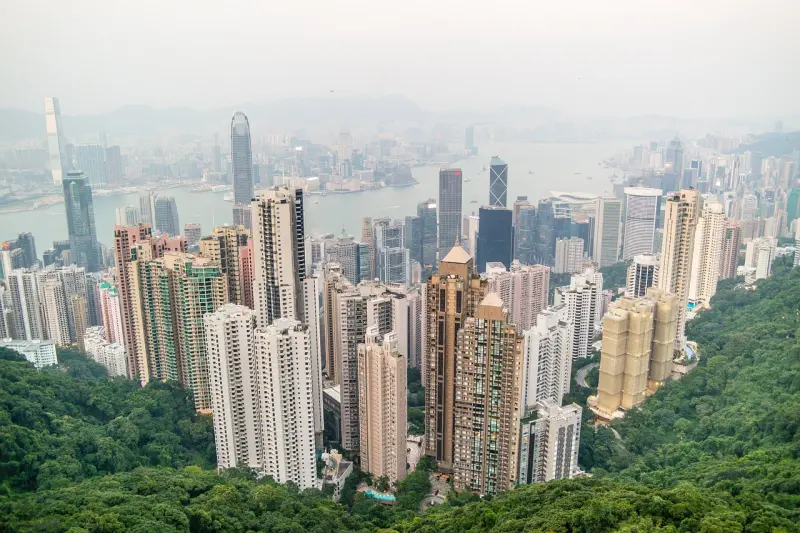 ▲《港版國安法》實施後香港爆發移民潮，留下的人力空缺由中國人湧入填補，加劇了香港人關於自我認同的身分焦慮。（示意圖／翻攝自Pixabay）