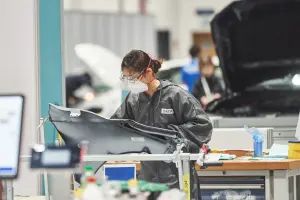 阿布達比亞洲技能競賽以汽車噴漆獲得優勝的泰山高中畢業學生陳卉珊。(圖 /OPEN技職提供) ▲阿布達比亞洲技能競賽以汽車噴漆獲得優勝的泰山高中畢業學生陳卉珊。(圖 /OPEN技職提供)
