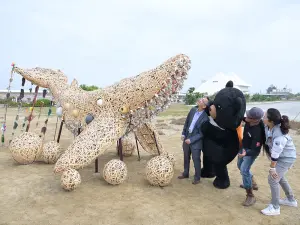 七股遊客中心與在地居民共同攜手合作,以在地所蒐集到的海洋廢棄物,創作蘊含永續環保巧思的海廢地景藝術(圖/記者張振興攝,2023,12,06) ▲七股遊客中心與在地居民共同攜手合作,以在地所蒐集到的海洋廢棄物,創作蘊含永續環保巧思的海廢地景藝術(圖/記者張振興攝,2023,12,06)