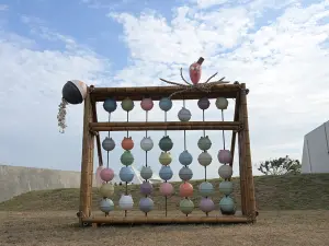 七股遊客中心與在地居民共同攜手合作,以在地所蒐集到的海洋廢棄物,創作蘊含永續環保巧思的海廢地景藝術(圖/記者張振興攝,2023,12,06) ▲七股遊客中心與在地居民共同攜手合作,以在地所蒐集到的海洋廢棄物,創作蘊含永續環保巧思的海廢地景藝術(圖/記者張振興攝,2023,12,06)
