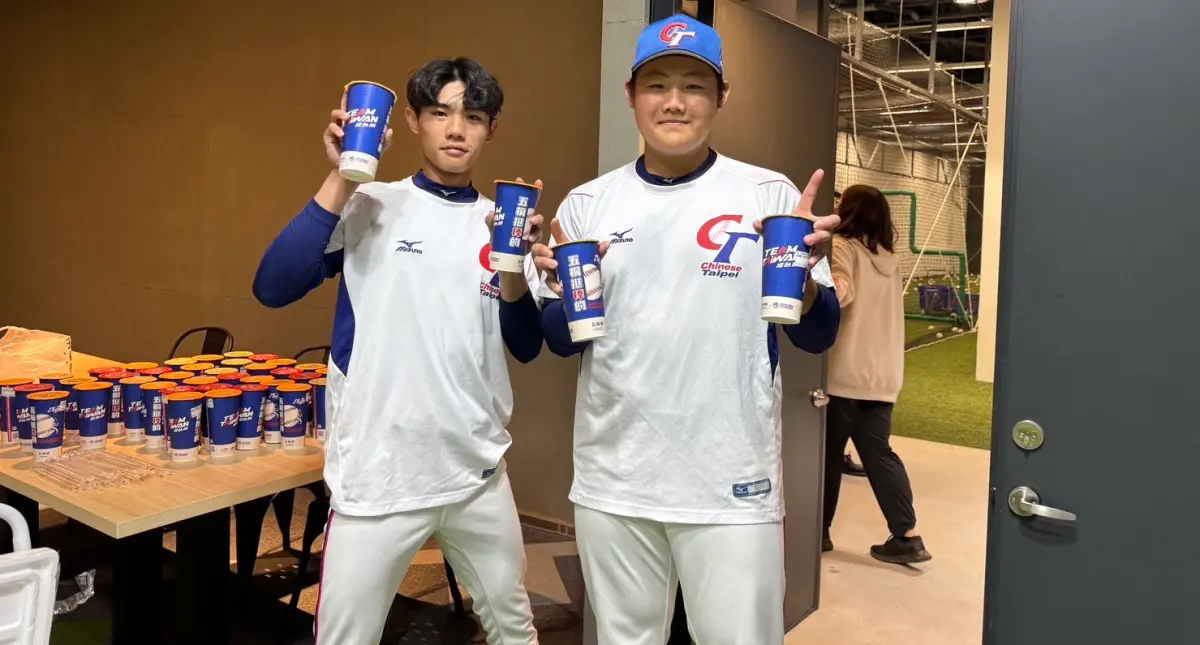 ▲砸上百萬贊助亞洲棒球錦標賽的手搖飲料五桐號，挺中華隊打造TEAM TAIWAN杯身設計，祭出Uber Eats買一送一優惠。店員透露現場多了很多男性消費者「因亞錦賽認識五桐號」。（圖／五桐號提供）