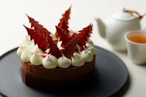 ▲一樓品頌坊亦販售甜點大師Nicolas Boussin設計的兩款甜點，其中「特製黑森林蛋糕」是在傳統的黑森林蛋糕中帶入現代化的元素。（圖／JR東日本大飯店台北提供）