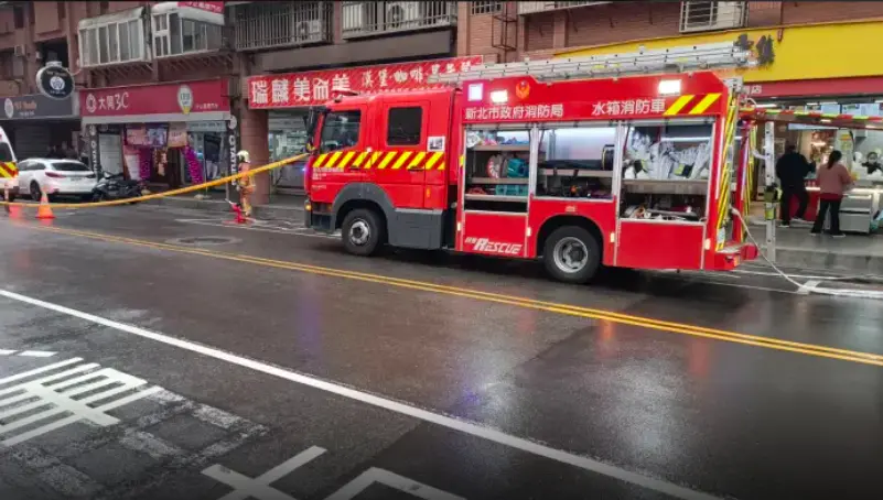 ▲汐止福德一路傳瓦斯外洩，警方緊急到場拉封鎖線（圖／翻攝畫面）