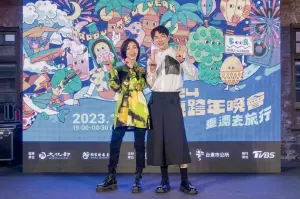 ▲萬芳（左）和李友廷一同出席「2024台東跨年晚會-東漂去旅行」記者會。