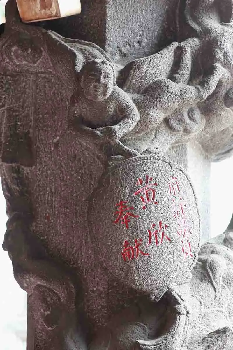 ▲成為日據時期的廟前龍柱石雕出現小天使的素材（圖／記者劉悅儷攝，2023,12,06）