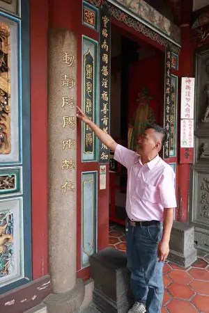 台灣府城隍廟主任委郭榮哲介清嘉慶五年由仕紳商希綬所贈石柱(圖/記者劉悅儷攝,2023,12,06) ▲台灣府城隍廟主任委郭榮哲介清嘉慶五年由仕紳商希綬所贈石柱(圖/記者劉悅儷攝,2023,12,06)