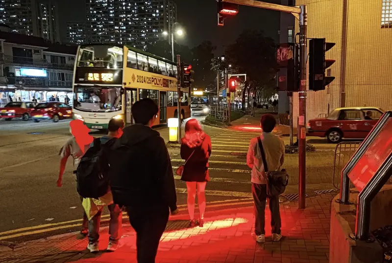 ▲香港政府在路口設置貼心的新型紅綠燈設計，讓行人能更明顯注意到燈號變化，改善交通意外的發生。（圖／翻攝自臉書社團「路上觀察學院」）