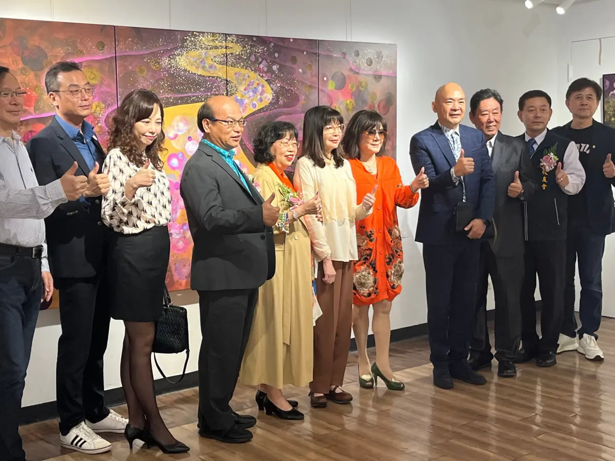 ▲總裁畫家江屘菊（左5)舉辦「花．圓」藝術展， 慶賀嶺東創校60週年，貴賓雲集。（圖／嶺東科大提供）