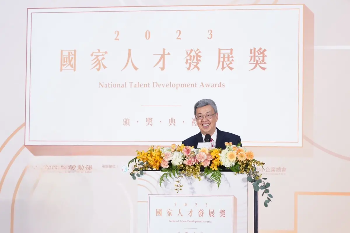 ▲行政院長陳建仁親自頒發「國家人才發展獎」，並強調臺灣人才培育在供應鏈中的重要性。（圖／勞動部勞動力發展署）