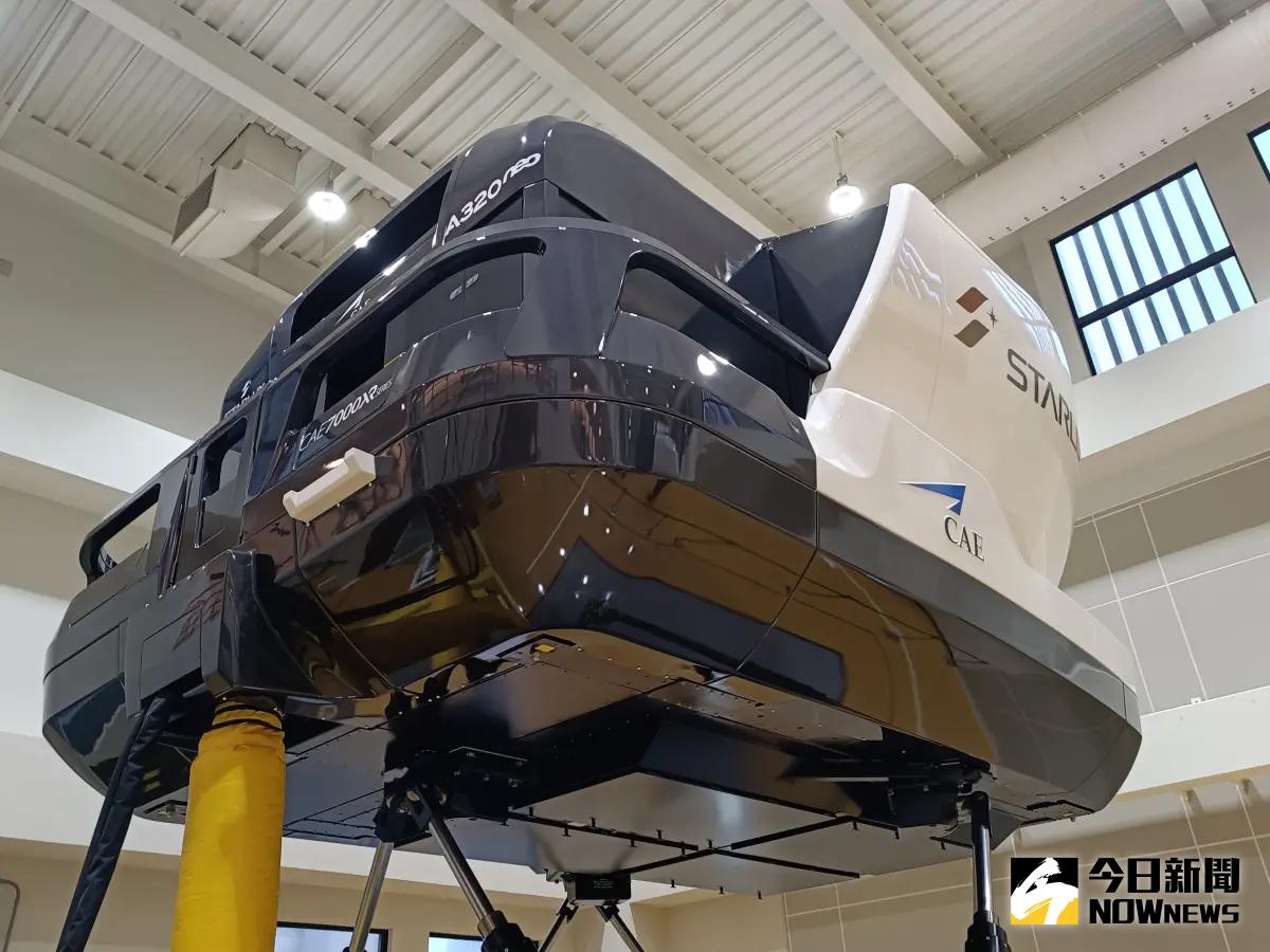 ▲全動式飛行模擬機，可以模擬高達7、800種故障設定。（圖／記者許若茵攝，2023.12.06）