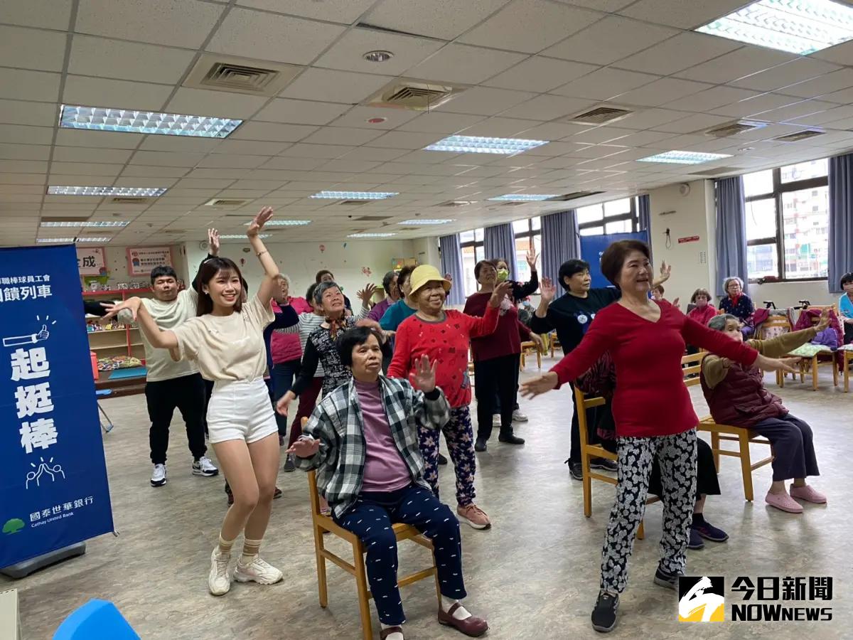 ▲春社關懷據點阿公阿嬤一跳成網紅，味全龍劉時豪和馬妹「慕名」南下，陪伴他們大跳K-POP舞曲。（圖／記者金武鳳攝，2023.12.6)