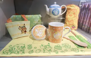 49元~15萬純金徽標!台北寶可夢中心「最齊全商品」價格一次整理 ▲茶壺、附蓋濾茶杯、附拉鍊毛巾、餐店餐具套組質感都不錯,皮卡丘杯套還是刺繡設計。(圖/記者蕭涵云攝)