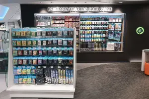 49元~15萬純金徽標!台北寶可夢中心「最齊全商品」價格一次整理 ▲寶可夢集換式卡牌遊戲區,也陳列眾多卡牌與週邊商品。(圖/記者葉政勳攝)