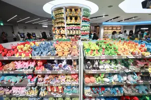 49元~15萬純金徽標!台北寶可夢中心「最齊全商品」價格一次整理 ▲毛絨玩具數量多到數不清,價錢規格也有13種之多。(圖/記者葉政勳攝)