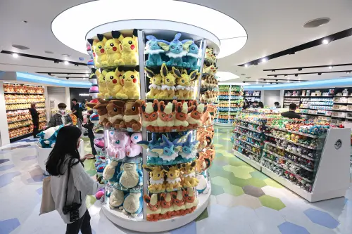 ▲台北寶可夢中心有兩座360度柱狀展示架，擺滿琳瑯滿目的毛絨玩具看瘋了！還有「等身大」毛絨玩具超萌。（圖／記者葉政勳攝）
