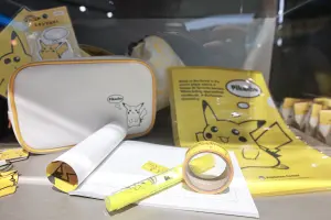 49元~15萬純金徽標!台北寶可夢中心「最齊全商品」價格一次整理 ▲皮卡丘專區陳列豐富筆袋、文件夾、螢光筆等文具。(圖/記者葉政勳攝)