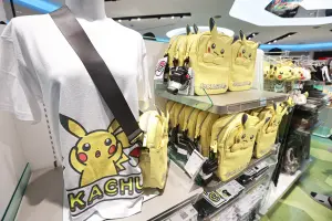 49元~15萬純金徽標!台北寶可夢中心「最齊全商品」價格一次整理 ▲超人氣皮卡丘還有衣服、背包等單品。(圖/記者葉政勳攝)