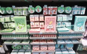 49元~15萬純金徽標!台北寶可夢中心「最齊全商品」價格一次整理 ▲朱紫御三家「潤水鴨、呆火鱷、新葉喵」專區。(圖/記者葉政勳攝)
