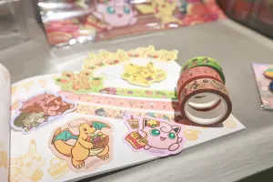 49元~15萬純金徽標!台北寶可夢中心「最齊全商品」價格一次整理 ▲寶可夢中心開幕限定紀念商品,都會依照當地氛圍設計,台北珍珠奶茶也現蹤。(圖/記者葉政勳攝)