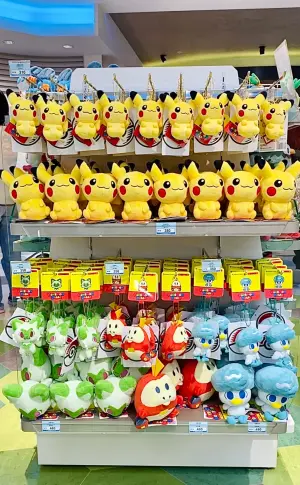 49元~15萬純金徽標!台北寶可夢中心「最齊全商品」價格一次整理 ▲娃娃小至吉祥物吊飾、大到「等身大」毛絨玩具都有。(圖/記者蕭涵云攝)